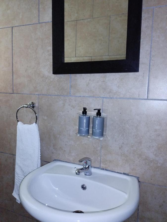 Ditsaleng Bed&Breakfast Vanderbijlpark Bagian luar foto