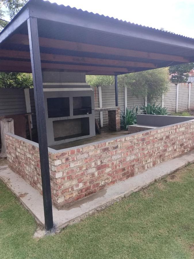 Ditsaleng Bed&Breakfast Vanderbijlpark Bagian luar foto
